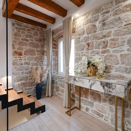 Apartament Royal Primera *